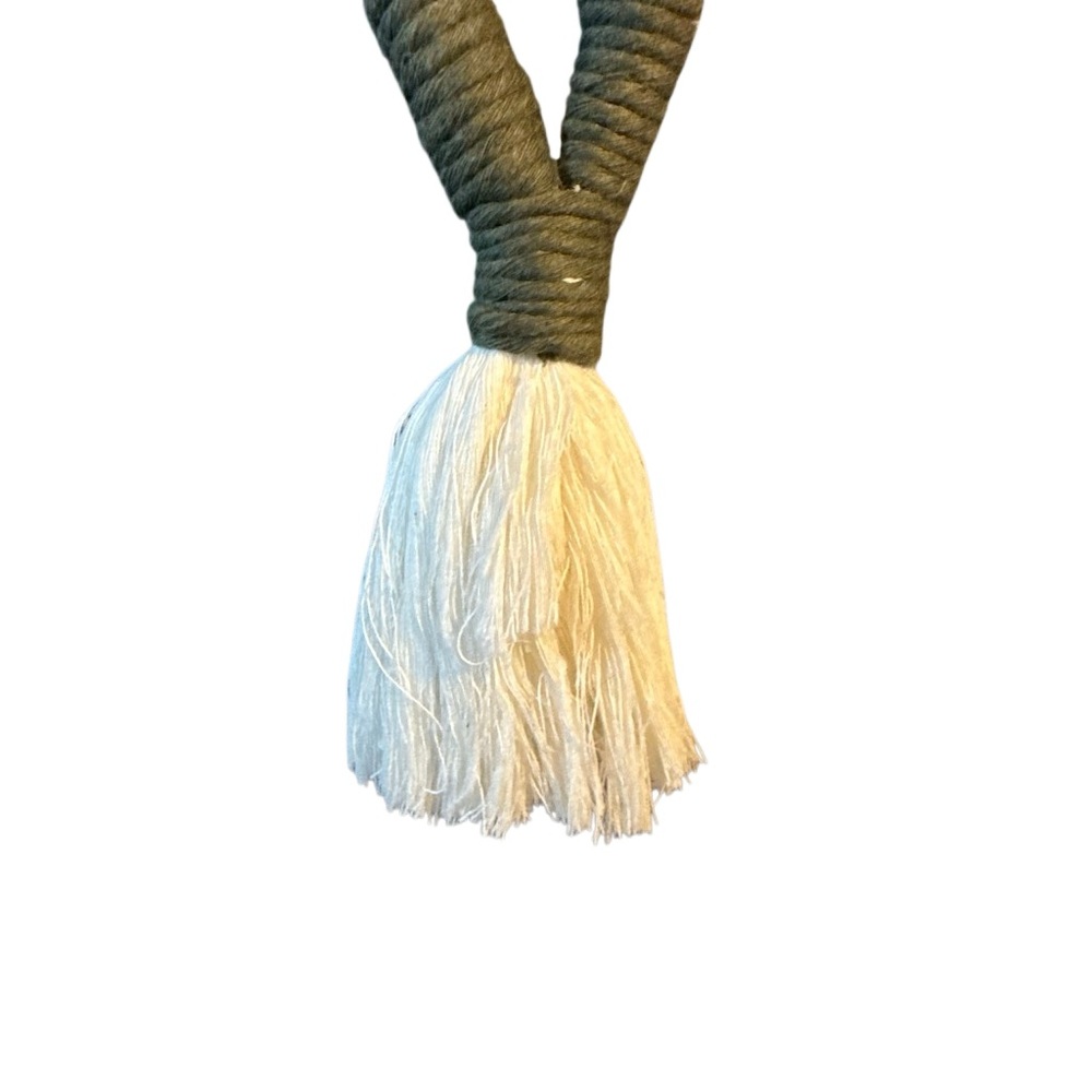 Handcrafted macrame keychain - Picture 4 of 6